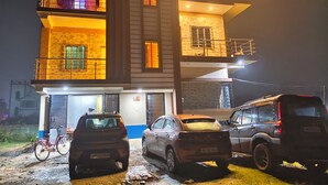Ein mehrstöckiges Gebäude mit Balkonen und einer Garage.