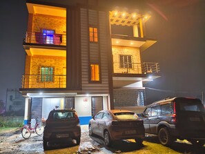 Fassade der Unterkunft – Abend/Nacht