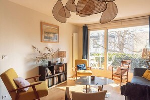 Living area - Beautiful T3 with balcony - near park (Boulogne-Billancourt)