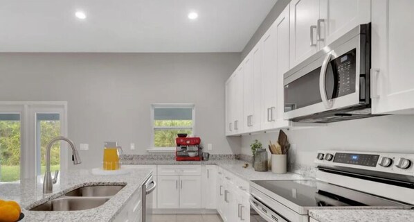 Private kitchen - Charming 3-bedroom house in Palm Bay with AC, WiFi (Palm Bay)