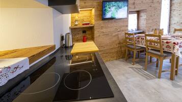 1 bedroom, blackout curtains, free WiFi, bed sheets