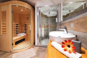 Comfort Apartment, Non Smoking, Kitchen (L'Ola) | Bathroom | Shower, rainfall showerhead, free toiletries, hair dryer