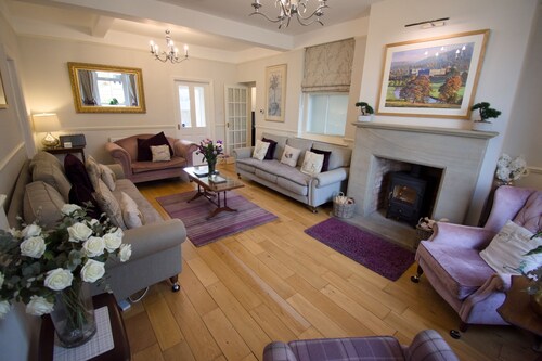 Central Bakewell | Sleeps 12 | Parking for 4–5 Cars | Family & Dog Friendly