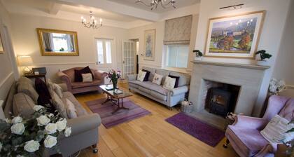 Central Bakewell | Sleeps 12 | Parking for 4–5 Cars | Family & Dog Friendly