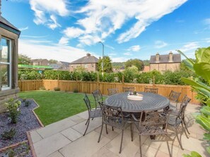 Outdoor dining - Haddon Villa in centre of Bakewell, Peak District. Nr Chatsworth. Pet friendly (Bakewell)