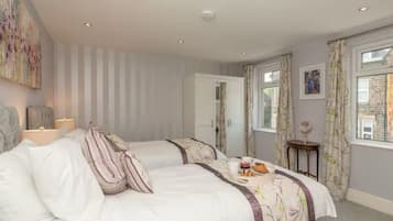 6 quartos, ferros/tábuas de passar roupa, berço de viagem