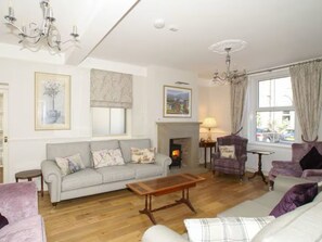 Smart TV, fireplace, books, stereo - Haddon Villa in centre of Bakewell, Peak District. Nr Chatsworth. Pet friendly (Bakewell)
