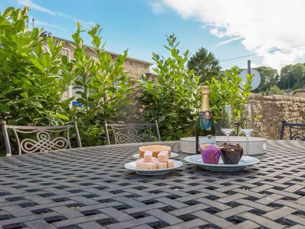 Outdoor dining - Haddon Villa in centre of Bakewell, Peak District. Nr Chatsworth. Pet friendly (Bakewell)