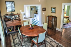 Dining - AC, Free WIFI - Sleeps 7 - Full Kitchen (Palacios)