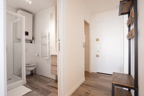 Dusj, hårføner og håndklær