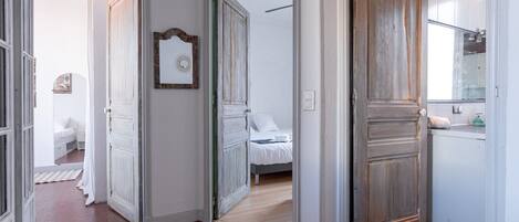 2 soverom, skrivebord, strykejern/-brett og wi-fi