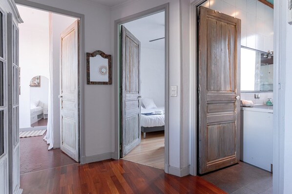 2 dormitorios, escritorio, tabla de planchar con plancha y wifi