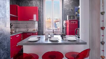 Réfrigérateur, micro-ondes, four, plaque de cuisson