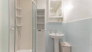 Douche, sĂšche-cheveux, serviettes fournies