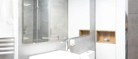 Dusche, umweltfreundliche Kosmetikartikel, Haartrockner, Handtücher