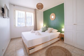 1 bedroom, iron/ironing board, internet, bed sheets