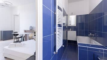 3 makuuhuonetta, työpöytä, silitysrauta/-lauta, internet