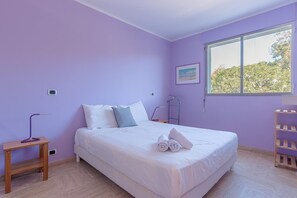 2 quartos, escrivaninha, acesso à internet, roupa de cama