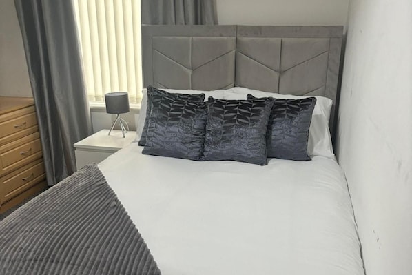 4 bedrooms, iron/ironing board, free WiFi, bed sheets