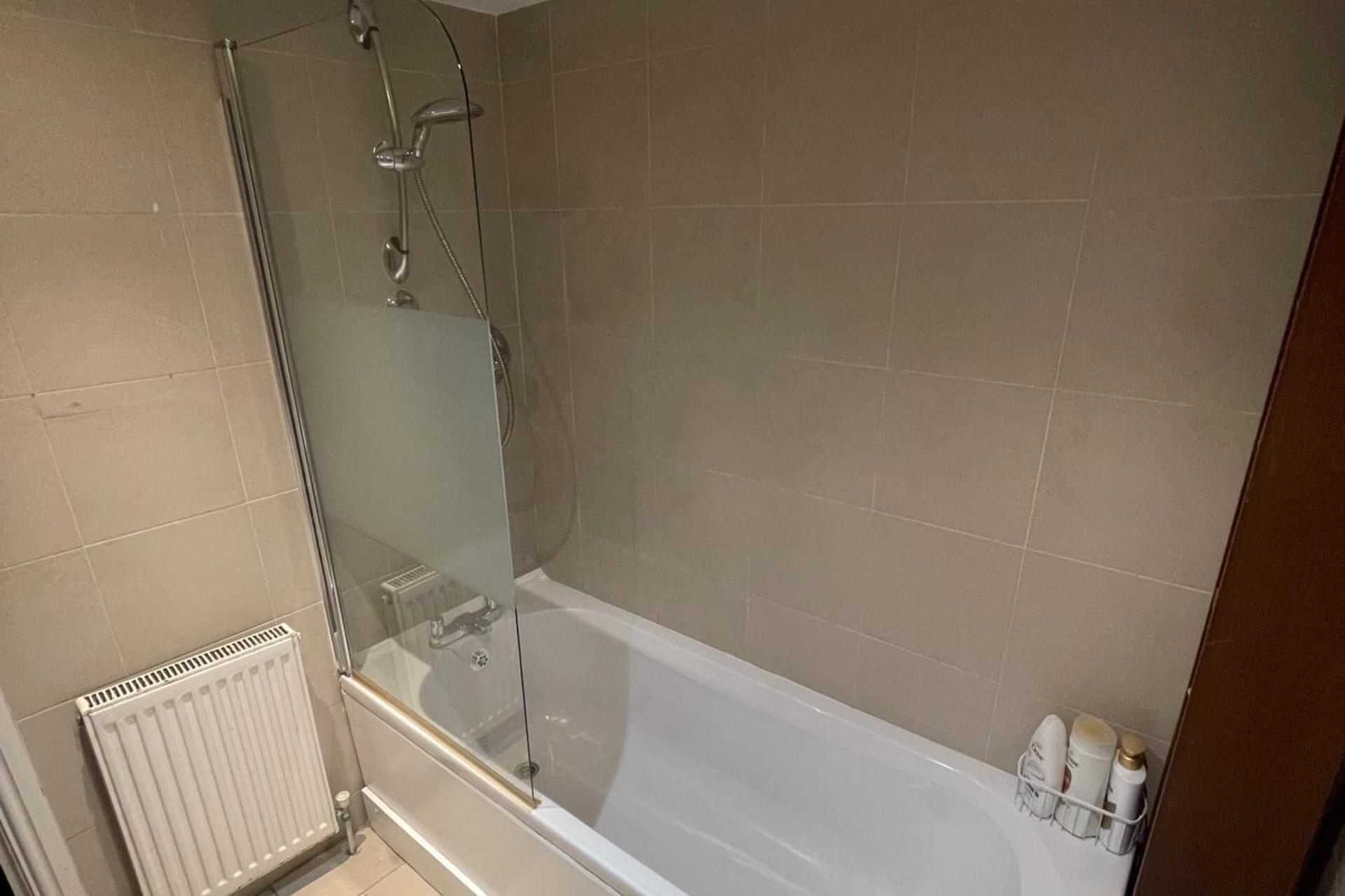 Combined shower/tub, deep soaking tub, hair dryer, towels