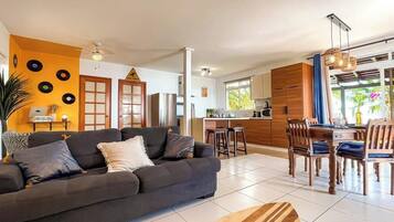 Una televisión, una biblioteca de música