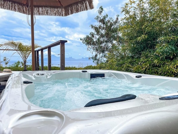 Bañera de hidromasaje al aire libre