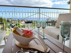 Outdoor dining - Suite Turoa - View, pool and wifi (Puna'auia)