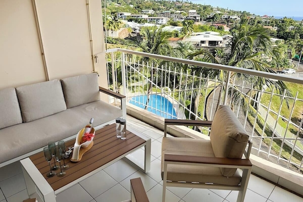 Balcon vue lagon et Moorea qui propose de sublimes couchés de soleil ainsi...