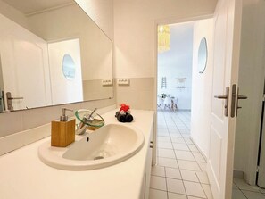 Shower, hair dryer, towels - Suite Turoa - View, pool and wifi (Puna'auia)