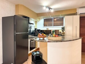 Fridge, microwave, oven, dishwasher - Sweet Sunset - View, AC and pool (Puna'auia)