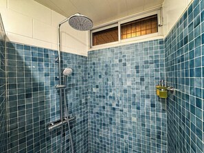 Shower, hair dryer, towels