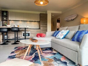 TV, books - Surf Oasis - View, A/C and wifi (Puna'auia)