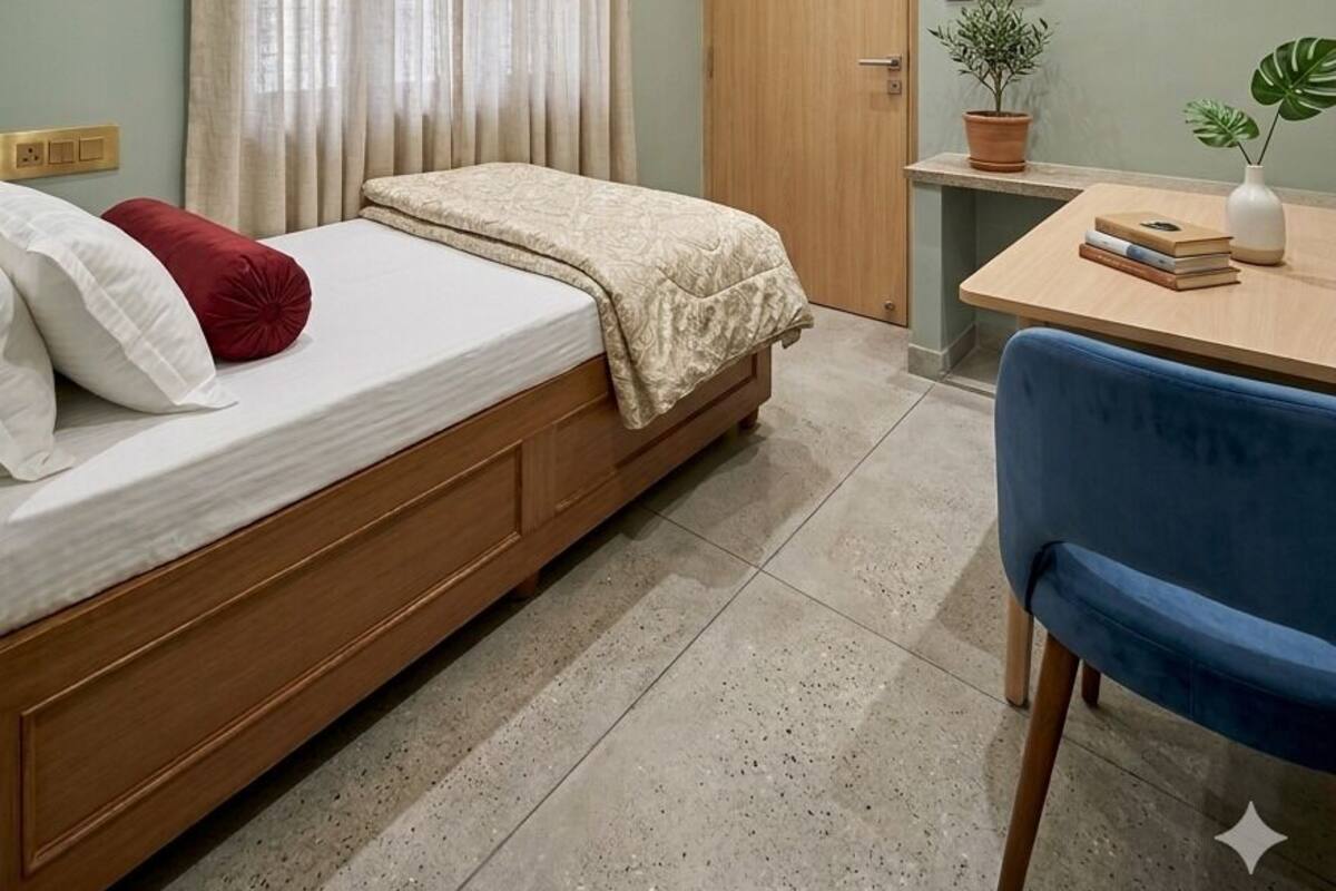 Senge med madrasser af memory foam, skrivebord, lydisolering