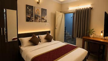 Deluxe Single Room | Memory foam beds, desk, soundproofing, free WiFi