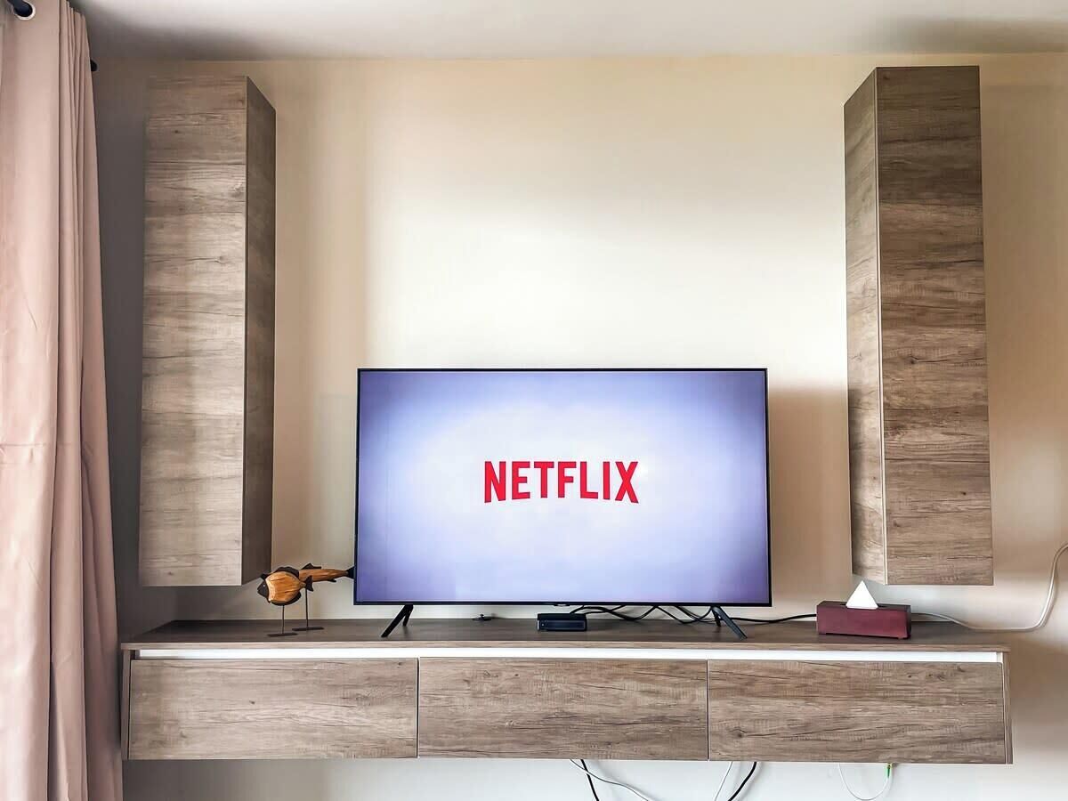 Television on kiinnitetty puiseen seinään, ja siinä näkyy Netflixin logo.