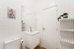 Douche, sèche-cheveux, serviettes fournies