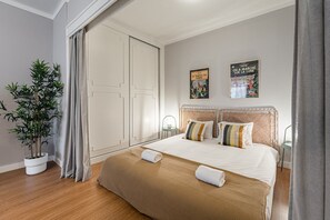 Escritorio, tabla de planchar con plancha, Internet y ropa de cama