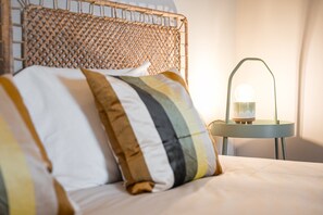 Bureau, fer et planche à repasser, accès Internet, draps fournis