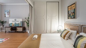 Ein modernes Hotelzimmer mit Bett, Schreibtisch, Fernseher und Kleiderschrank.