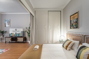 Skrivbord, strykjärn/strykbräda, internet och sängkläder