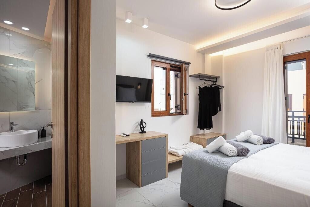 4 bedrooms, in-room safe, desk, iron/ironing board