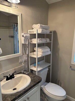 مجففات شعر، مناشف، صابون، ورق حمّام