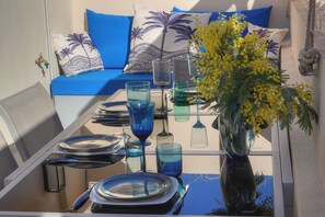 Outdoor dining - Superb location- Spacious contemporary apartment- Seafront with harbor view. (Cannes)