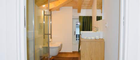 Habitación económica con 1 cama matrimonial o 2 individuales, vista al patio | Baño | Amenidades de baño ecológicas, secadora de cabello, bidet