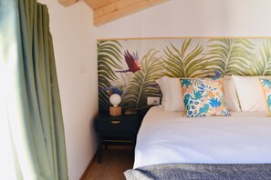 Economy Triple Room | Down comforters, minibar, in-room safe, desk - Nine Rooms Shared (Trento)