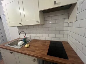 Casa | Cocina privada | Frigorífico, microondas, placa de cocina y hervidor eléctrico