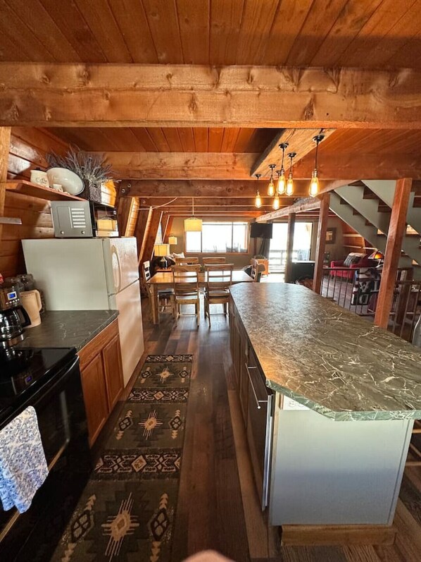 Frigorífico, microondas, horno y placa de cocina