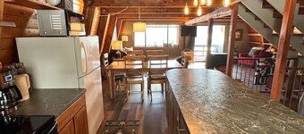 Lake Breeze Cabin+Hot Tub+15 min to Yellowstone!