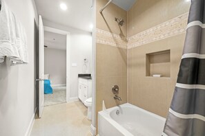 SĂšche-cheveux, serviettes fournies, savon, papier toilette