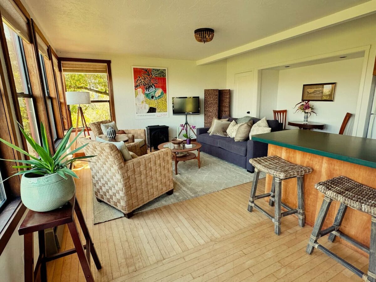 Télévision, lecteur de DVD, livres